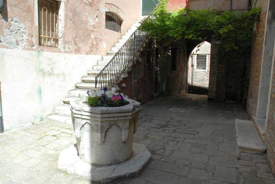 Dorsoduro - Corte Della Comare Venice Luaran gambar
